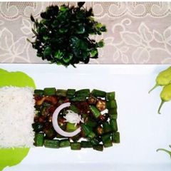 A picture of Fry bhindi and boil rice 🍚 🌾.