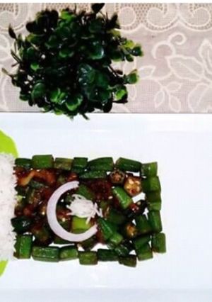 A picture of Fry bhindi and boil rice 🍚 🌾.