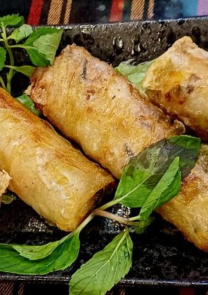 Hình của món Bánh tráng chiên nhân thịt băm và phô mai chấm sốt mù tạt mật ong.