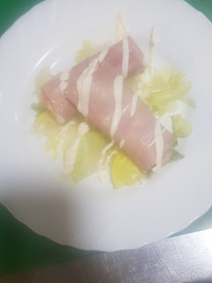 Una foto de Canelones de jamón dulce rellenos de ensaladilla rusa