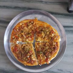 A picture of Onion tomato corn pizza.