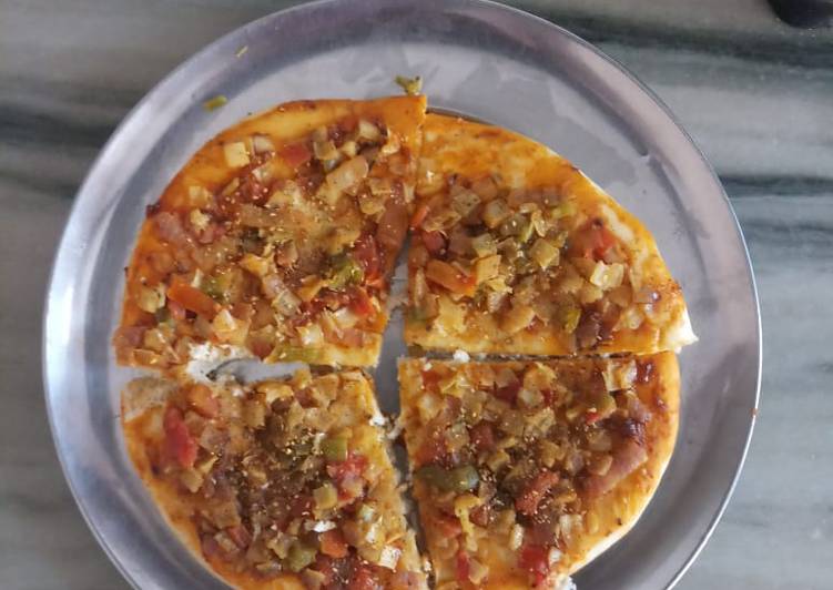 Onion tomato corn pizza