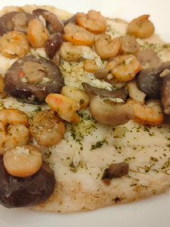 Una foto de Lubina al horno con setas y gambas