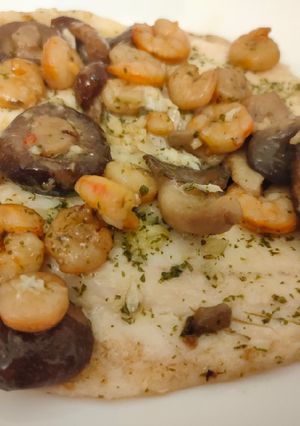 Una foto de Lubina al horno con setas y gambas