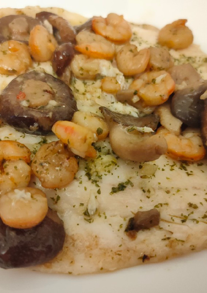 Una foto de Lubina al horno con setas y gambas