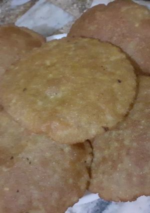 अरबी और चावल ऐण्ड सिंघाड़े के आटे की पूरी रेसिपी मुख्य फोटो