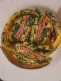 Rotolo di frittata con spinaci e prosciutto