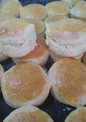 Una foto de Scones neutros. Para rellenar con mermelada o queso azul !