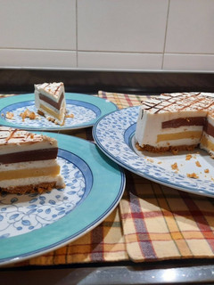 Una foto de Tarta de mousse de queso rellena de mango y chocolate