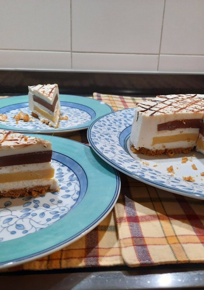 Una foto de Tarta de mousse de queso rellena de mango y chocolate