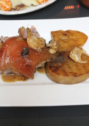 Una foto de Codillo con patatas a la plancha