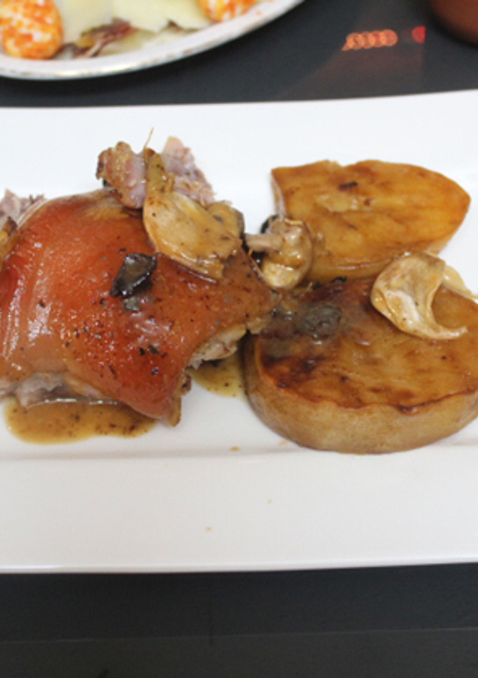 Una foto de Codillo con patatas a la plancha