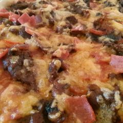 A picture of Meat deluxe pizza.