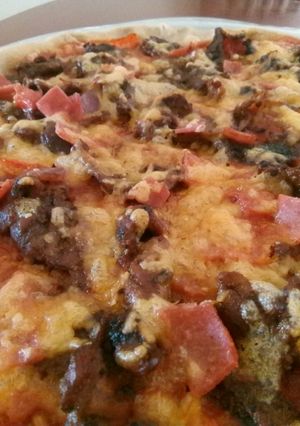 A picture of Meat deluxe pizza.