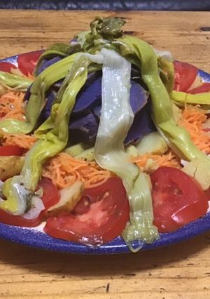 Une photo de Salade surprise au poisson carottes tomates poireaux et pommes de terre