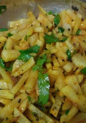 A picture of Mooli kaa kacha achar.