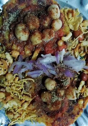 A picture of Aloo tikki chat.