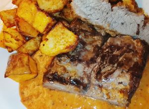 Una foto de Tapa de asado +papas al horno+ salsa de morrón y ajo