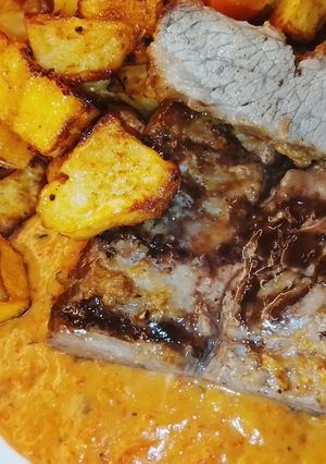 Una foto de Tapa de asado +papas al horno+ salsa de morrón y ajo
