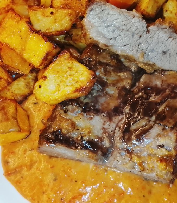 Una foto de Tapa de asado +papas al horno+ salsa de morrón y ajo