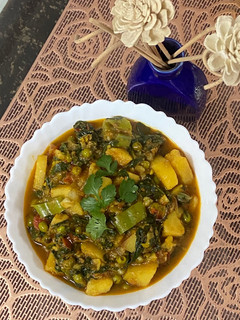 आलू पालक की सब्जी रेसिपी मुख्य फोटो
