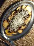 Πατάτες τηγανητές φέτες με κιμά, με κασέρι και παρμεζάνα από πάνω
