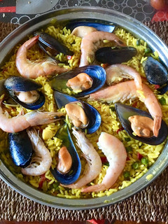 Una foto de Paella de pescado y marisco