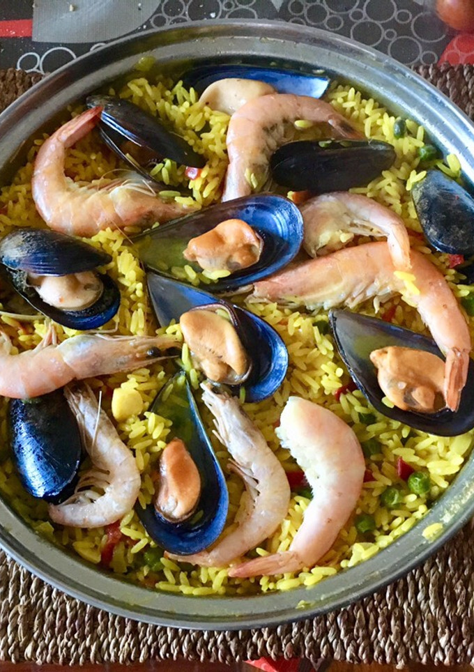 Una foto de Paella de pescado y marisco
