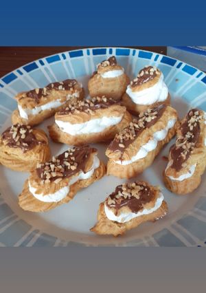 Foto di Éclair con crema di nocciole e panna