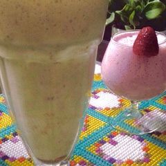 Date &almonds shake / strawberry smoothie A picture of Date &almonds shake / strawberry smoothie.