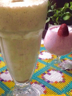 A picture of Date &almonds shake / strawberry smoothie.