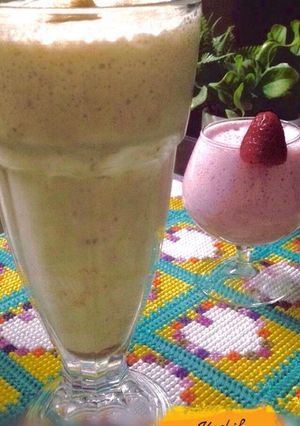 A picture of Date &almonds shake / strawberry smoothie.