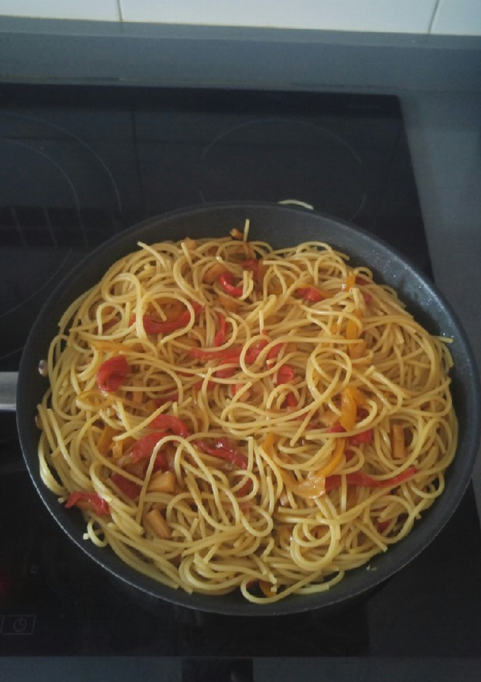 Una foto de Espaguetis con pimientos y soja