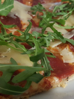 Una foto de Pizza con jamón serrano y rúcula