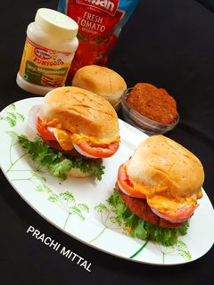 वेज बर्गर (Veg Burger recipe in hindi) रेसिपी मुख्य फोटो
