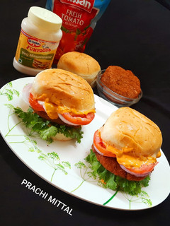 वेज बर्गर (Veg Burger recipe in hindi) रेसिपी मुख्य फोटो