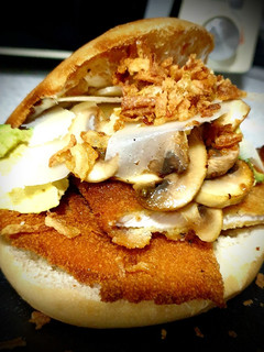 Una foto de Sándwich de pechuga de pollo empanada