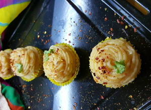 A picture of Savoury muffins with potato frosting.