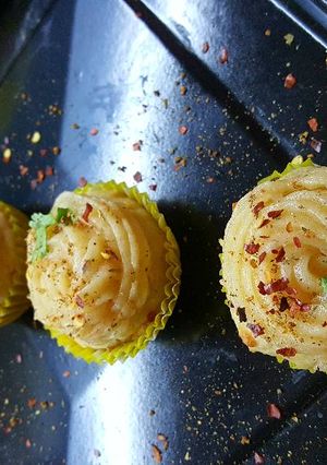A picture of Savoury muffins with potato frosting.