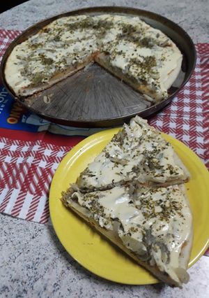 Una foto de Pizza con cebolla y queso