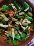 Insalata bio con surimi e pere