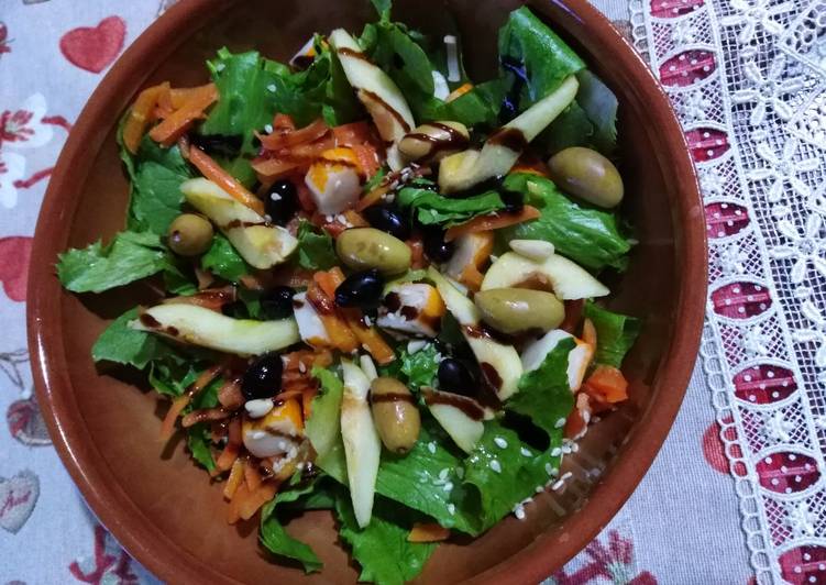 Insalata bio con surimi e pere