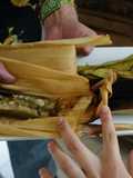 Chiles rellenos asados en hojas de elote o plátano