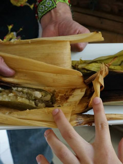 Una foto de Chiles rellenos asados en hojas de elote o plátano