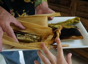 Una foto de Chiles rellenos asados en hojas de elote o plátano