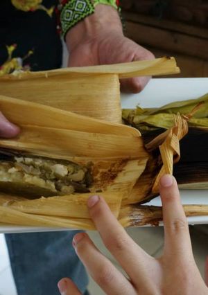 Una foto de Chiles rellenos asados en hojas de elote o plátano
