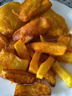 Una foto de Fish and chips (pescado y patatas)