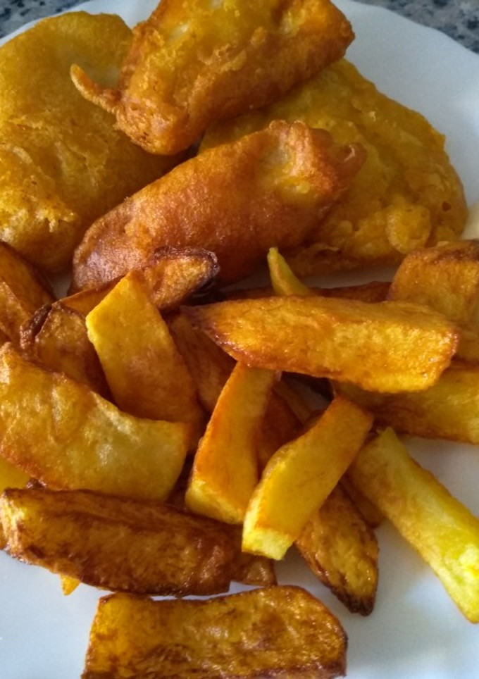 Una foto de Fish and chips (pescado y patatas)