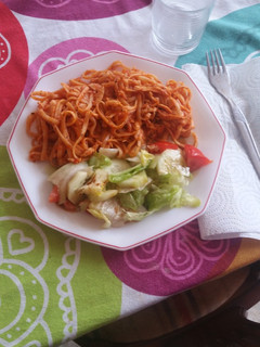 Una foto de Tallarines con pollo y tomate
