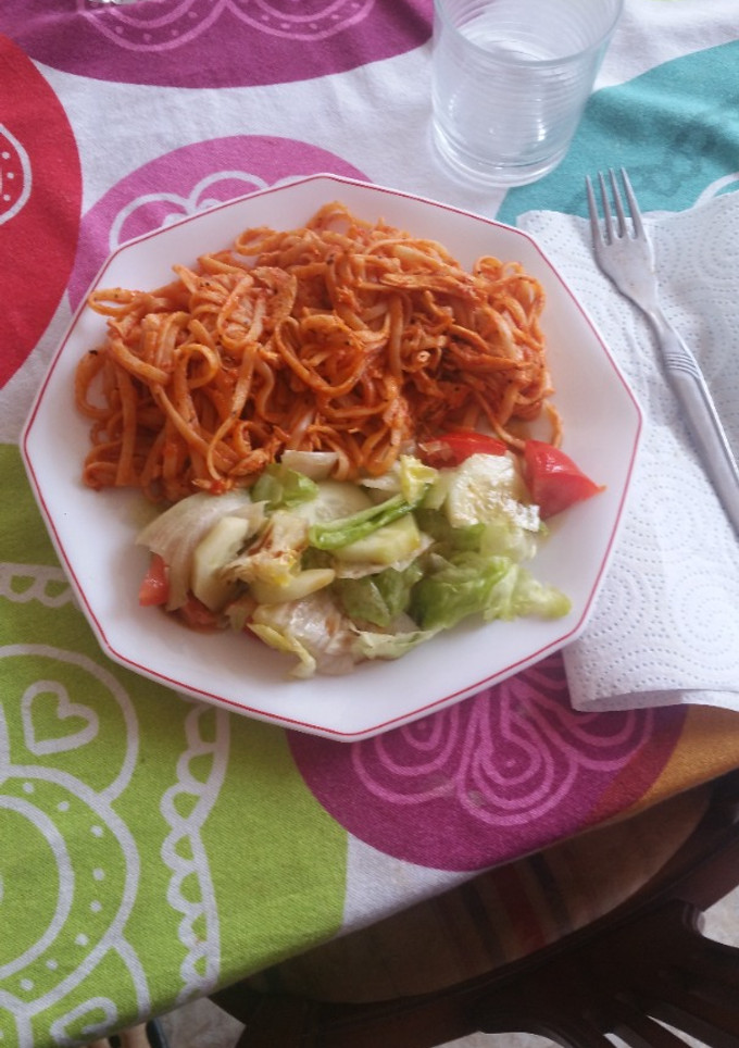 Una foto de Tallarines con pollo y tomate